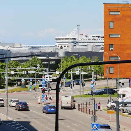 Center Joe Bee Tallinn